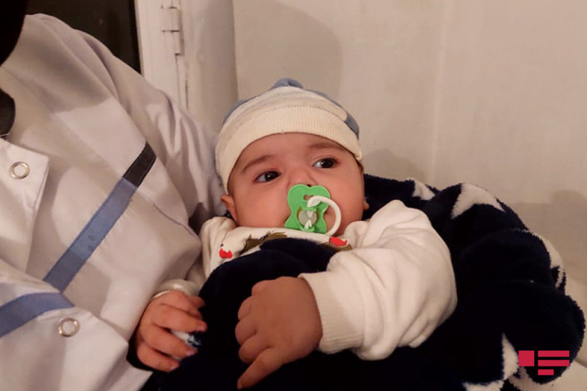 Gəncədə 3 aylıq körpə küçəyə atıldı - FOTO