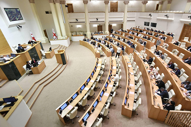 Gürcüstanda 4 deputatın mandatı ləğv edildi