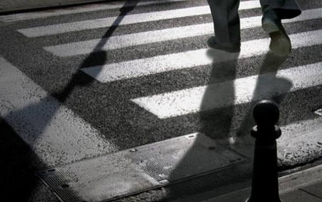 Yolu keçmək istəyən piyadanı maşın vurdu