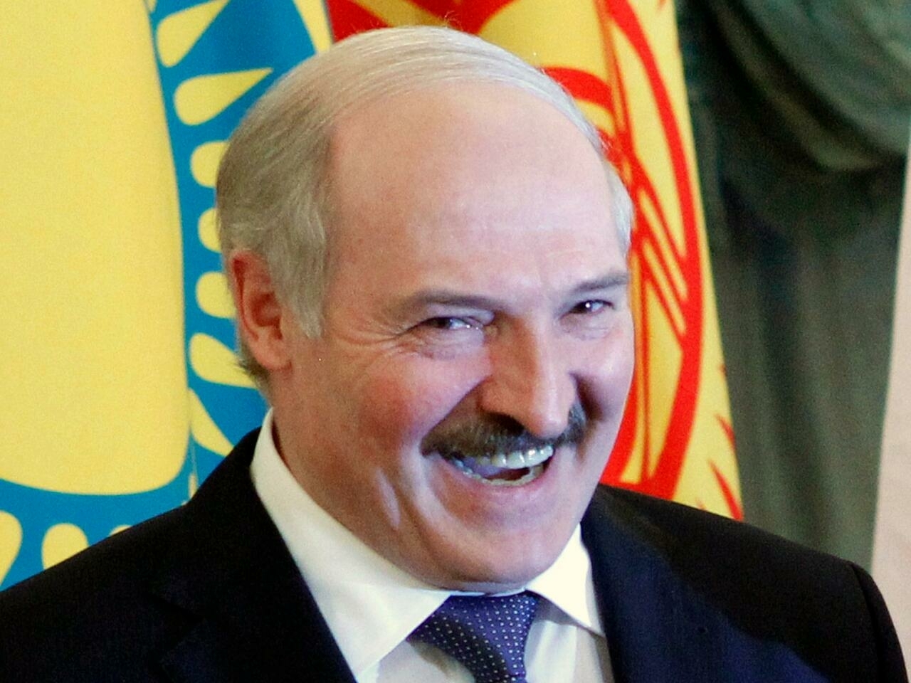 Lukaşenko: “Ömürlük prezident olacam”