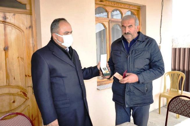 İcra başçısı şəhidin medallarını evlərində atasına təqdim edib