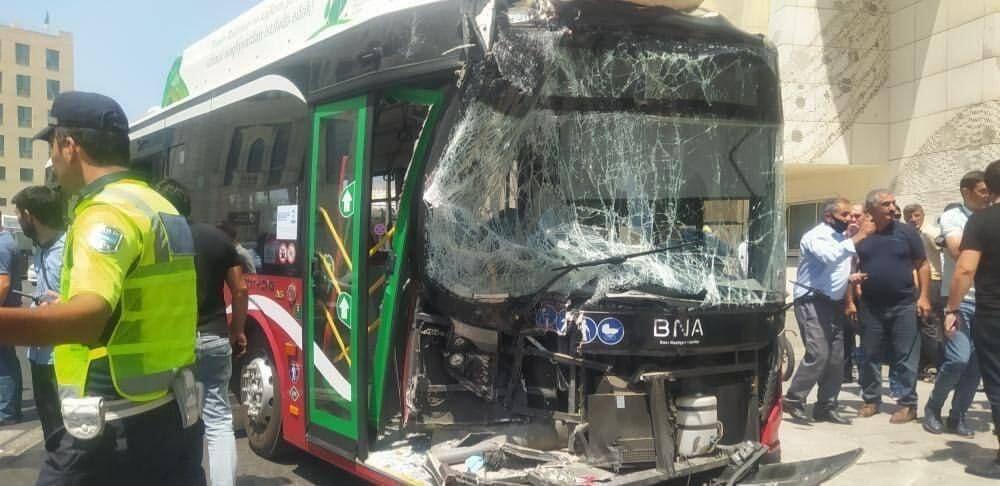 “BakuBus”un avtobusu qəzaya düşdü