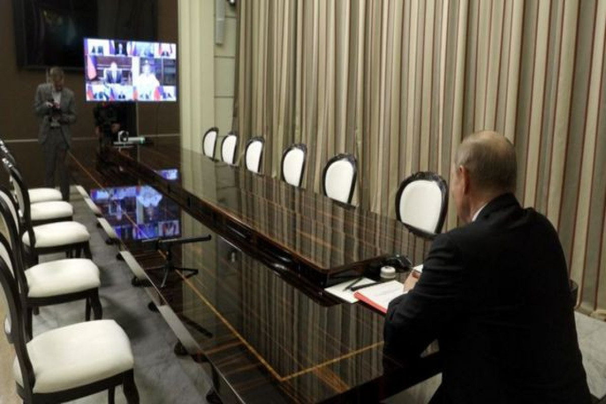 Putin Donbasla bağlı təcili iclas keçirdi