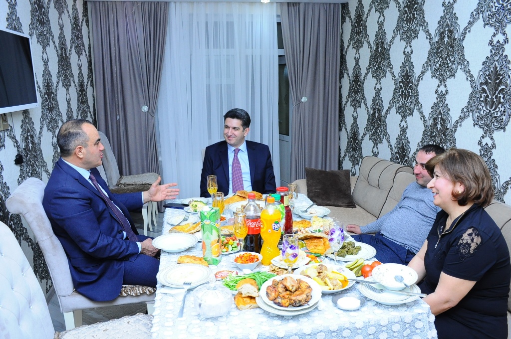 İcra başçısı qazini evində ziyarət etdi