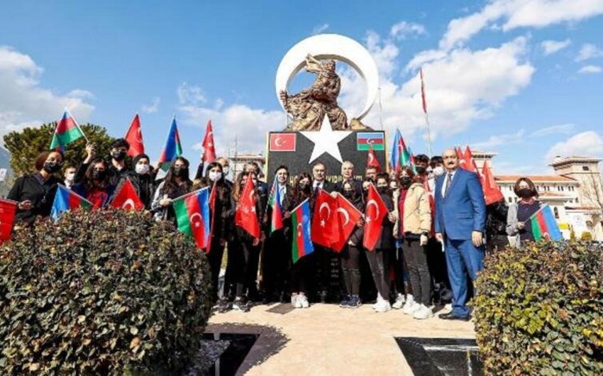 Türkiyədəki səfirimiz Xocalı abidəsini ziyarət edib - FOTO