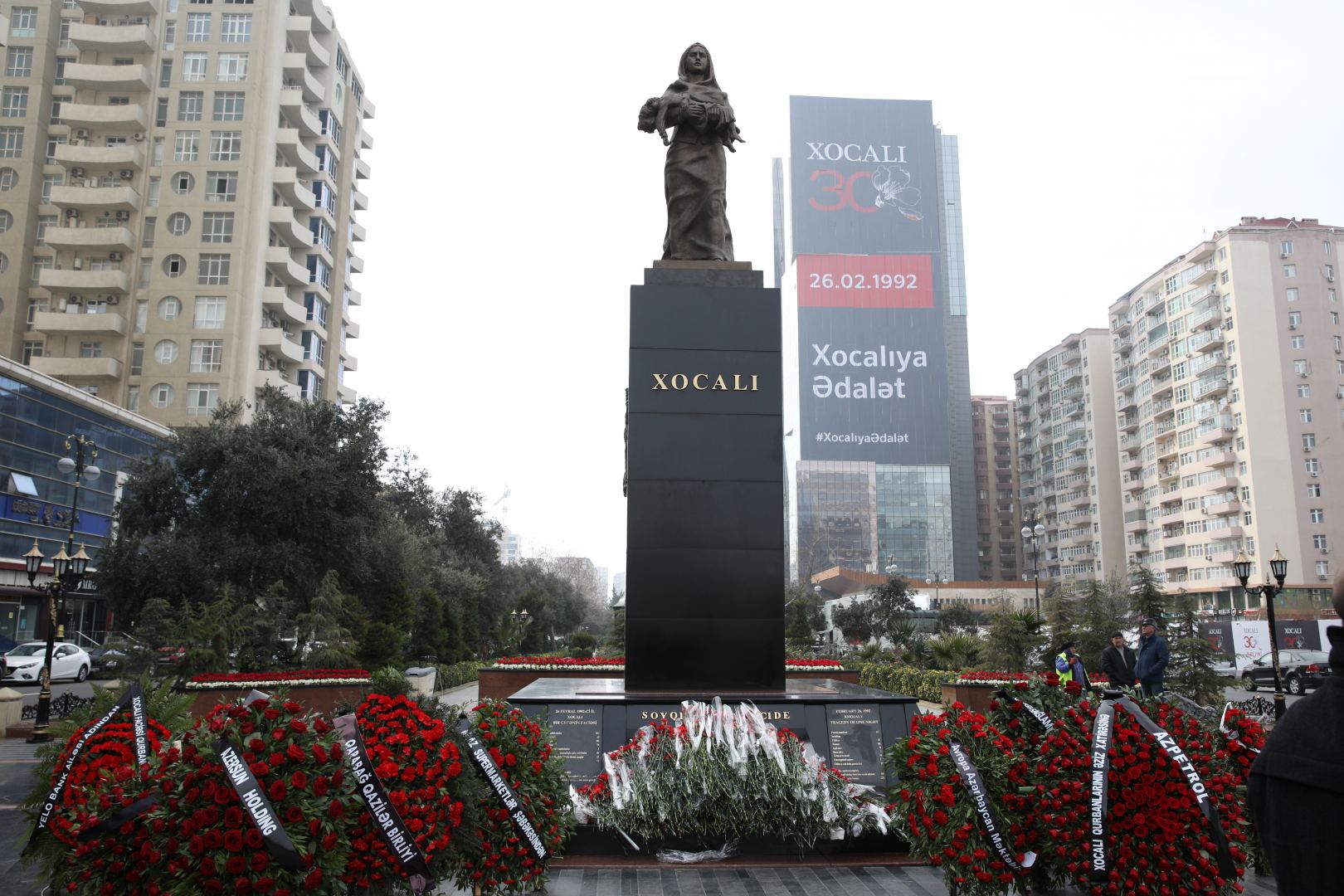 AHİK-in rəhbərliyi “Ana harayı” abidəsini ziyarət edib