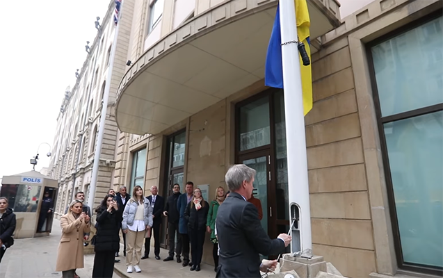 Britaniya səfiri Bakıda Ukrayna bayrağını qaldırdı - VİDEO