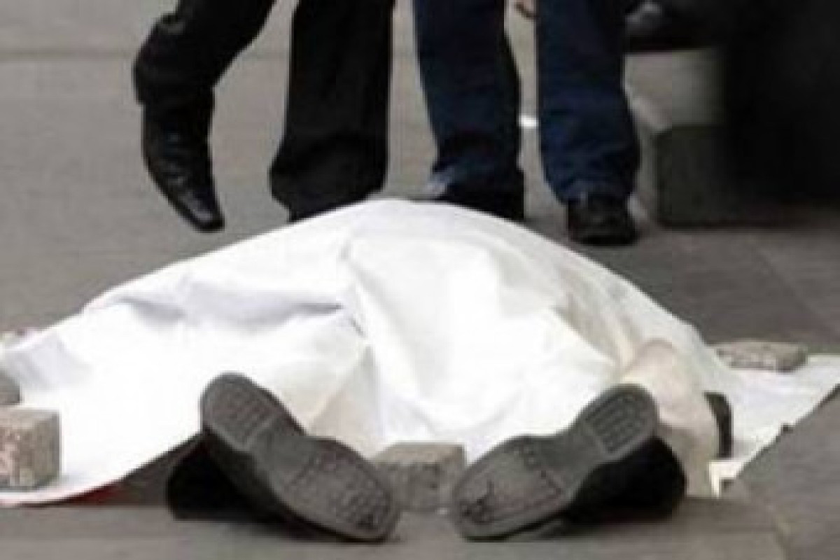 Kişi damdan yıxılıb öldü