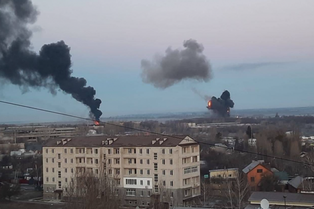 Kiyevdə yaşayış binası raketlə vuruldu