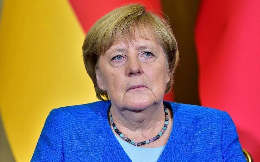 Angela Merkel supermarketdə pulqabısını oğurlatdı 