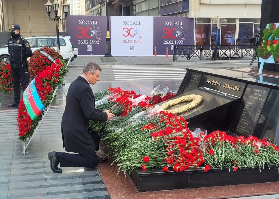 Ukrayna səfiri Xocalı abidəsi önündə diz çökdü - FOTOLAR