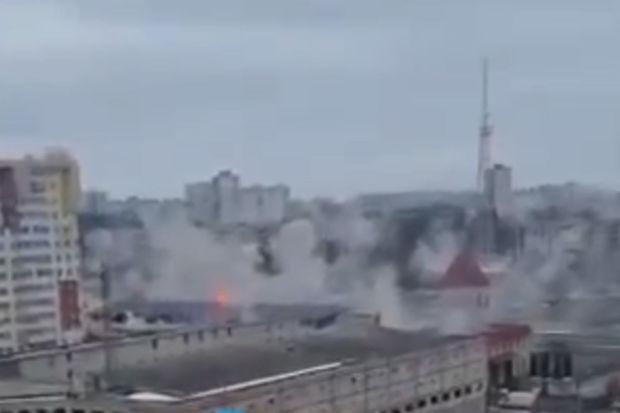 Xarkovun Azadlıq meydanı bombalandı - VİDEO