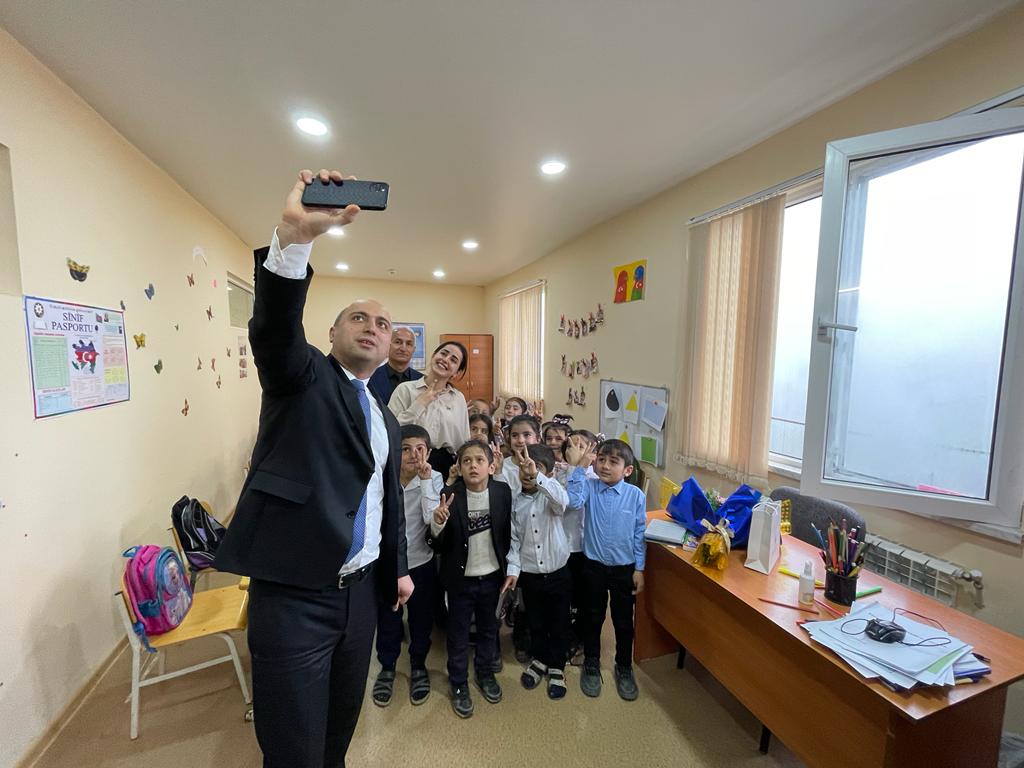 Nazir kənd məktəbliləri ilə selfi çəkdi 