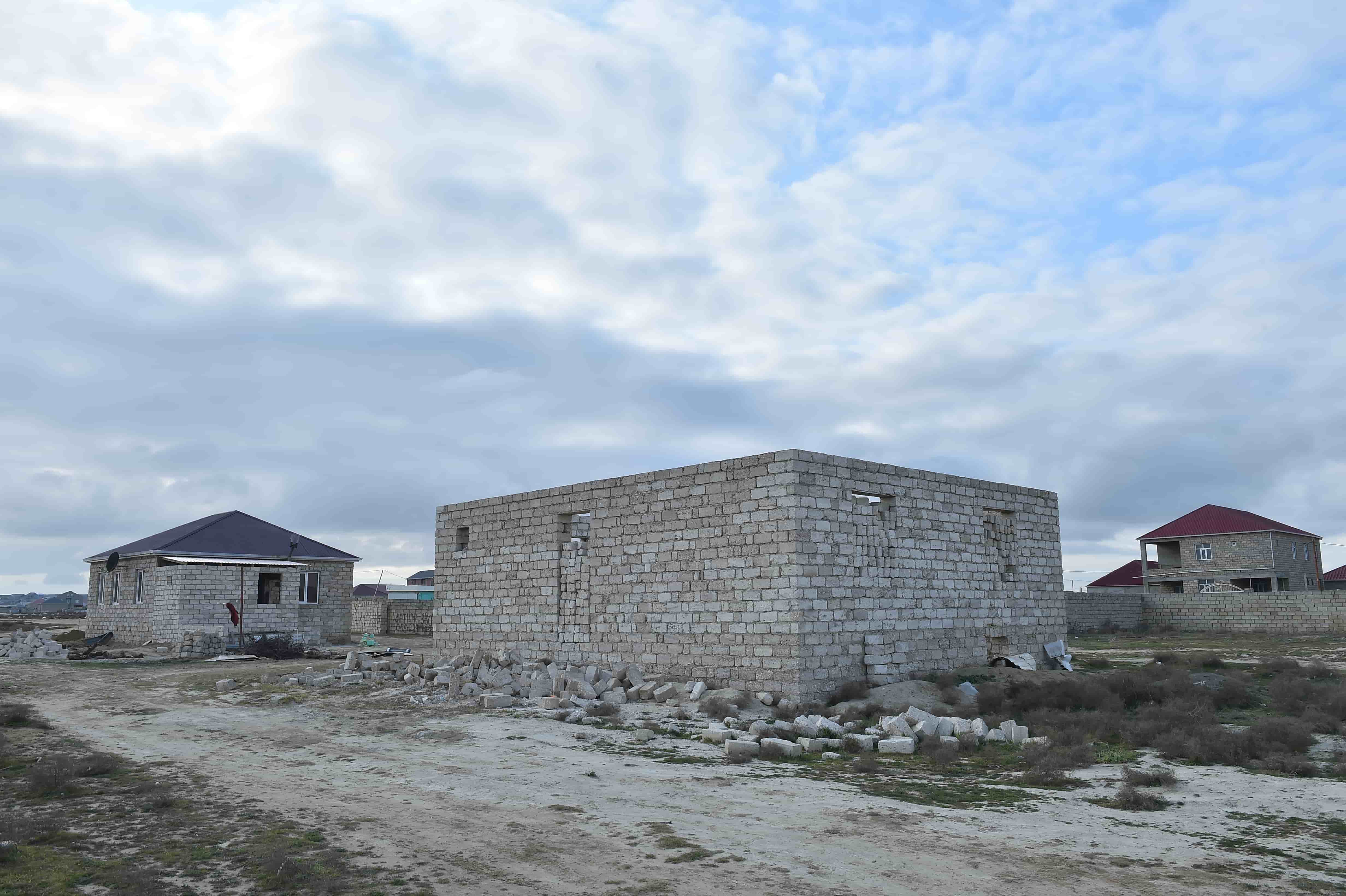 Su kəmərinin mühafizə zonasında ev tikintisinin qarşısı alındı