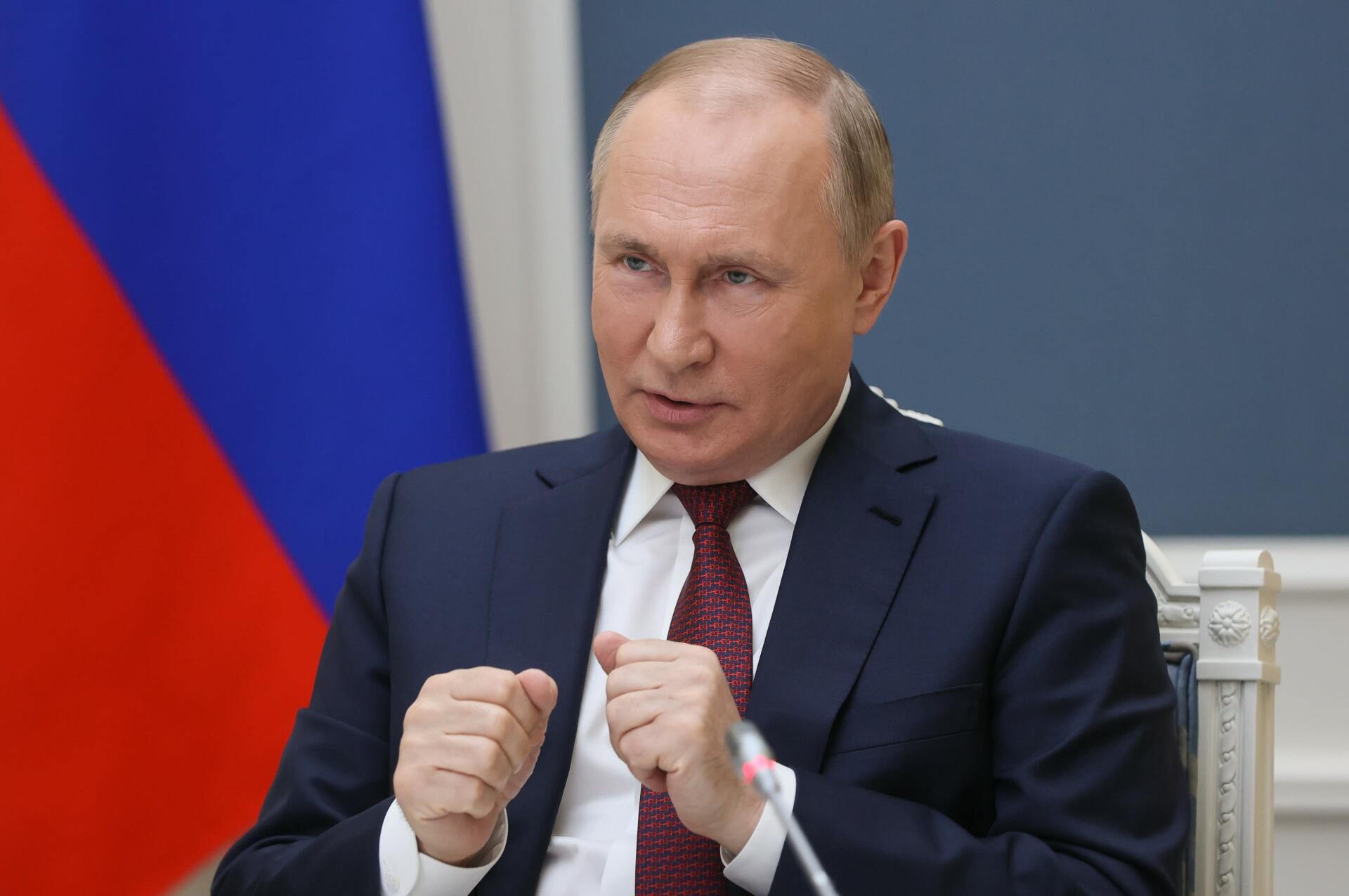 Rusiyalı milyonçu Putinin başına pul qoydu