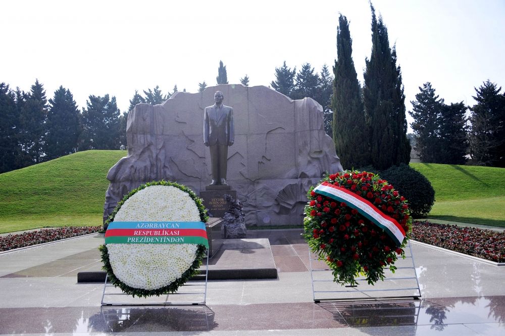 Rüstəm Emoməli Fəxri xiyabanı ziyarət edib - FOTOLAR