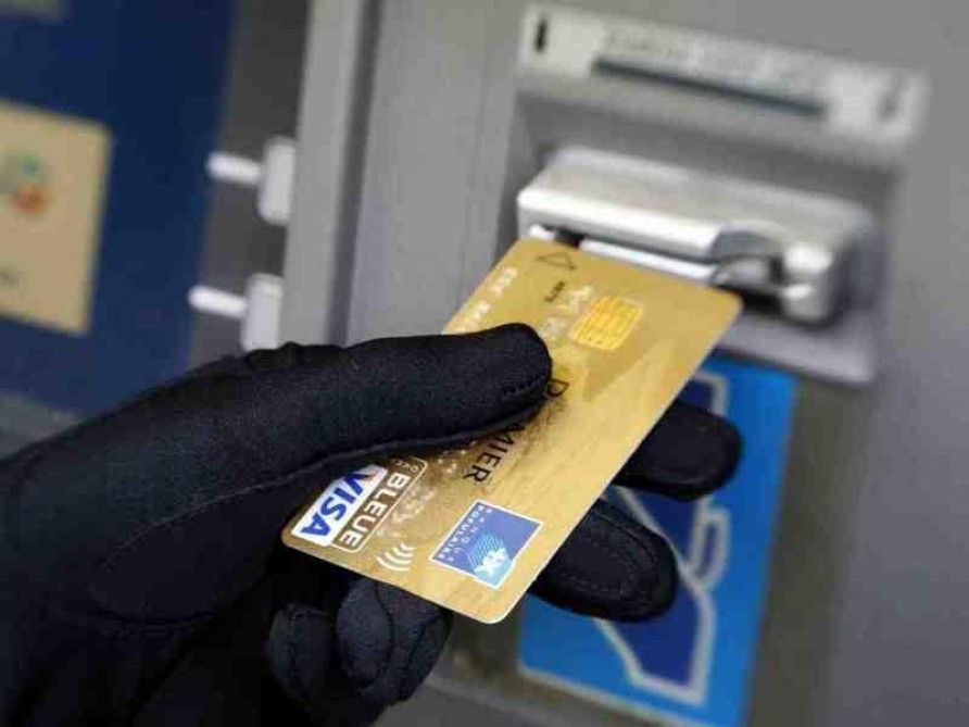 Bank kartını oğurlayıb pulları çəkdi