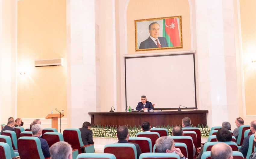 İnam Kərimov ağırlıqqaldıranlar və məşqçilərlə görüşüb