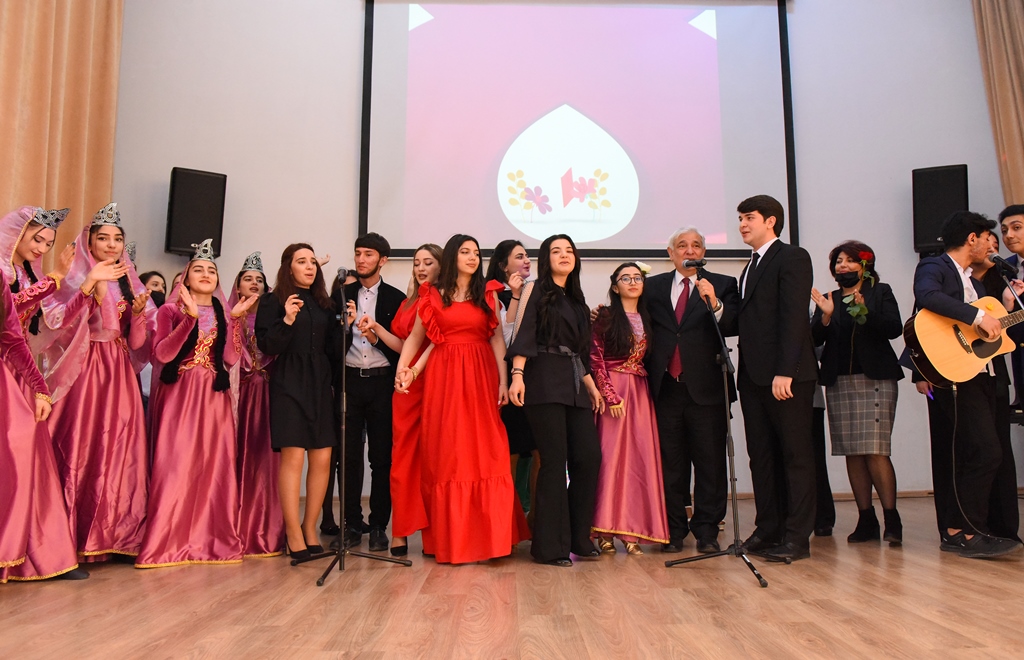 Rektor universitetin xanım əməkdaşlarını təbrik etdi