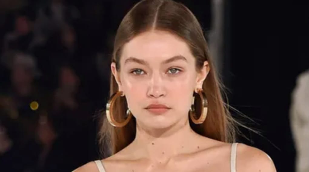 Məşhur model gəlirini Ukrayna üçün ayırdı