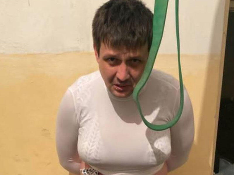 Qadın paltarı geyinib ölkədən qaçmaq istədi - FOTO