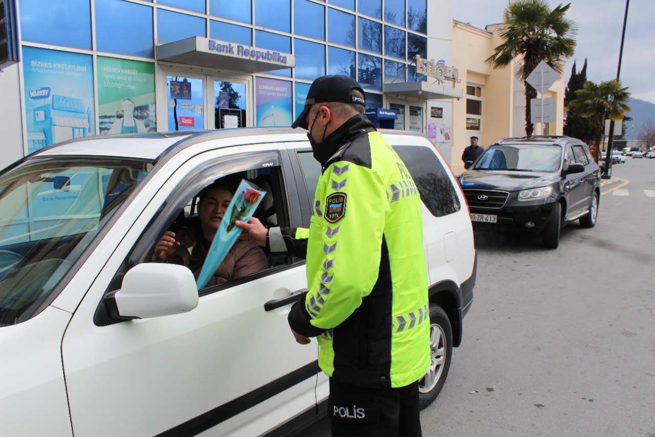 Yol polisləri xanım sürücüləri belə təbrik edib