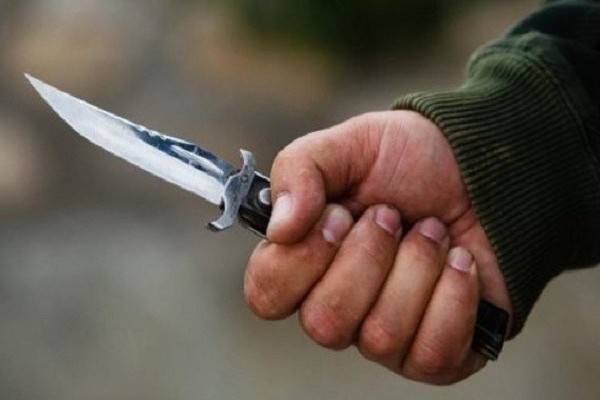 Qadın polis bölməsinin həyətində ərini BIÇAQLADI