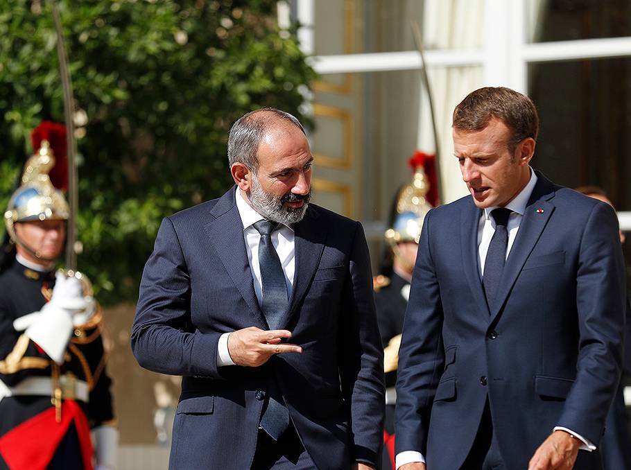 Paşinyan Makronla Qarabağı müzakirə edib