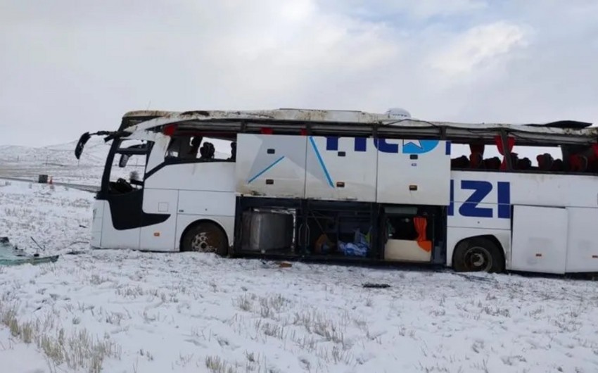Türkiyədə avtobus aşdı - 40 nəfər yaralandı