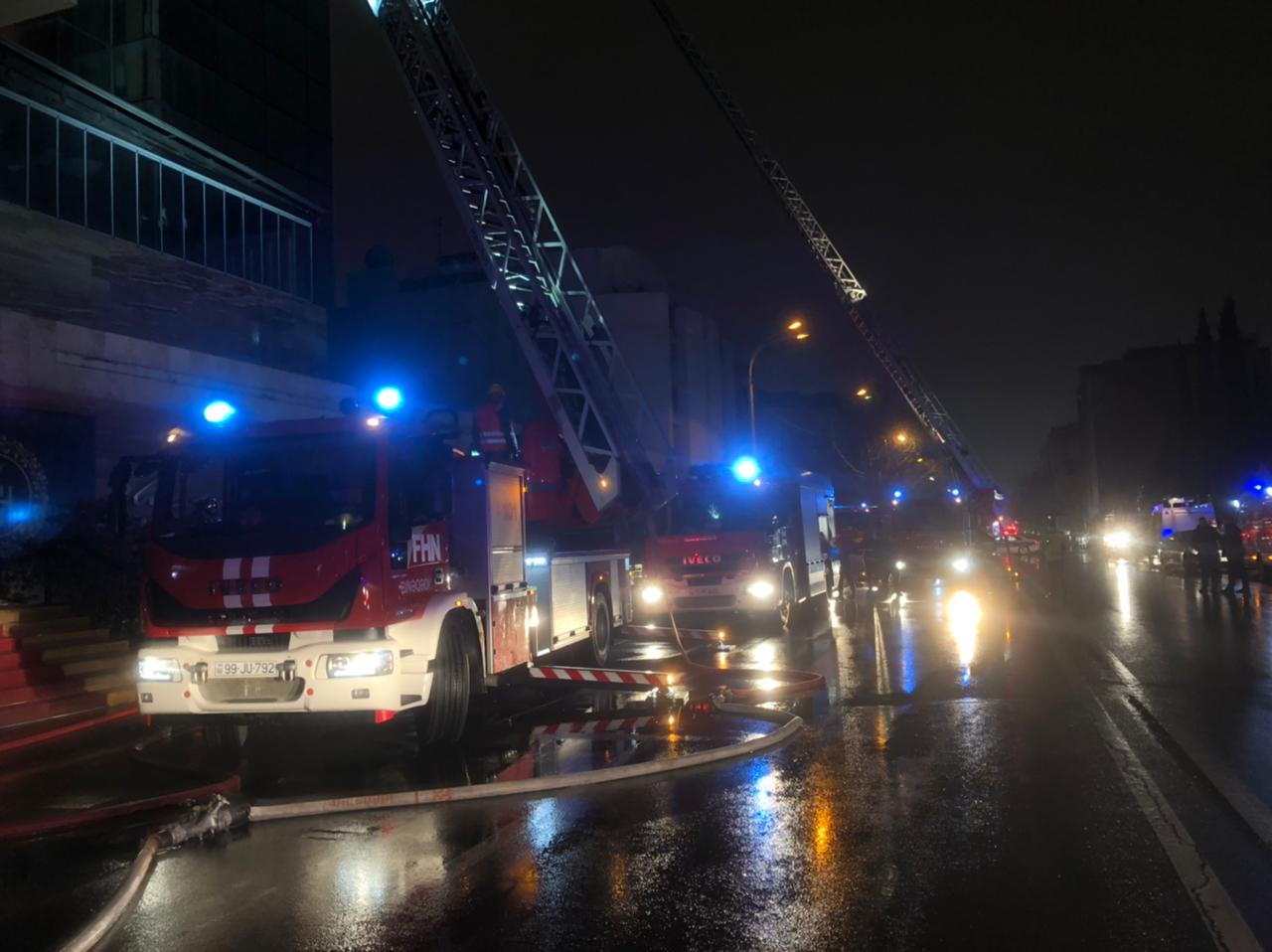 Bakıda yanan otel belə söndürüldü - VİDEO+FOTOLAR