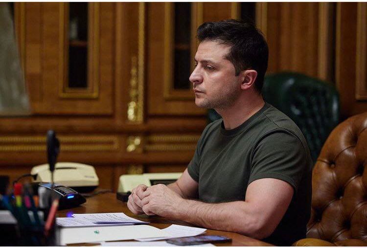 Zelenski: “Rusiya hərbçiləri artıq qruplar halında əsir düşür” 