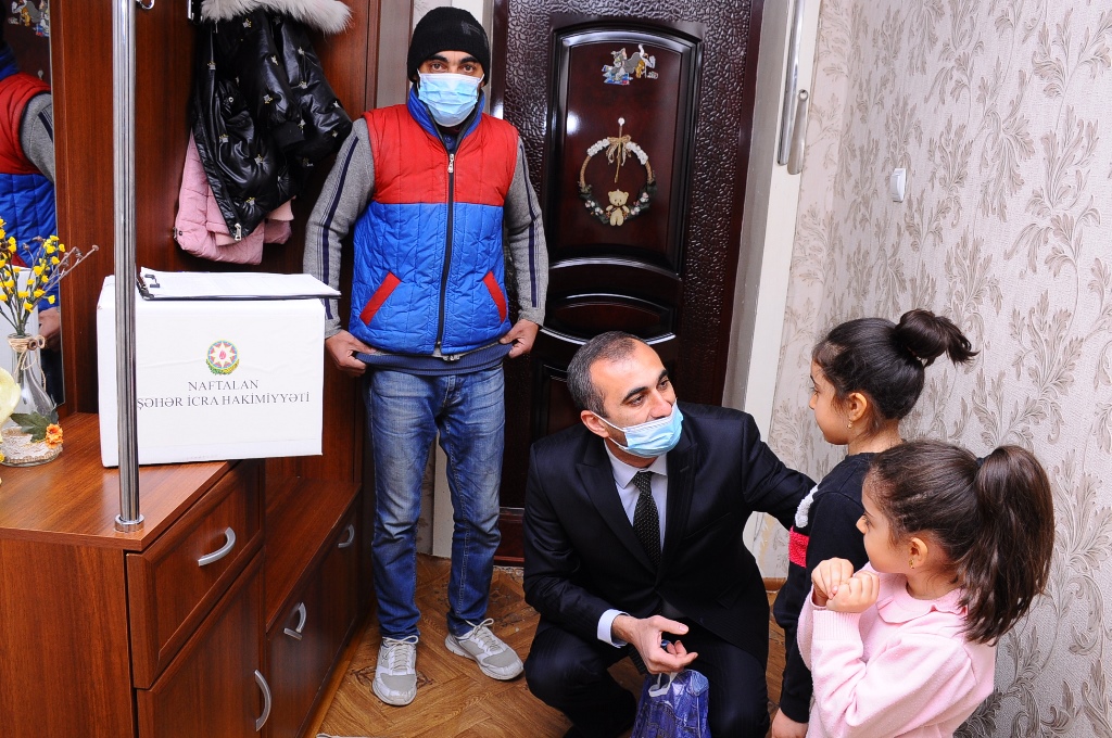 Naftalanda Şəhid və qazi ailələrinə bayram sovqatı paylanılıb