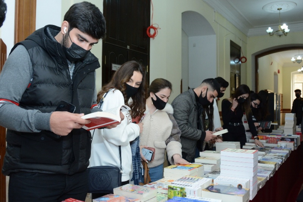 UNEC-də kitab satış yarmarkası