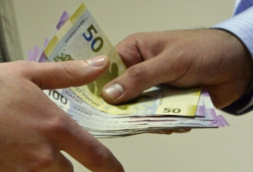 Muzdla çalışan işçilərin maaşı artıb