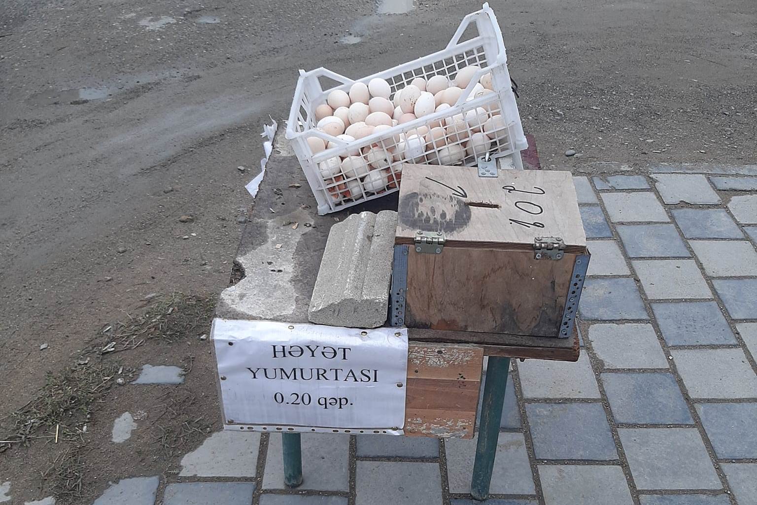 Bakıda özünəxidmət formasında yumurta satışı - Maraqlı FOTO
