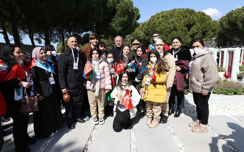 Hulusi Akar azərbaycanlı uşaqlarla görüşdü - FOTO