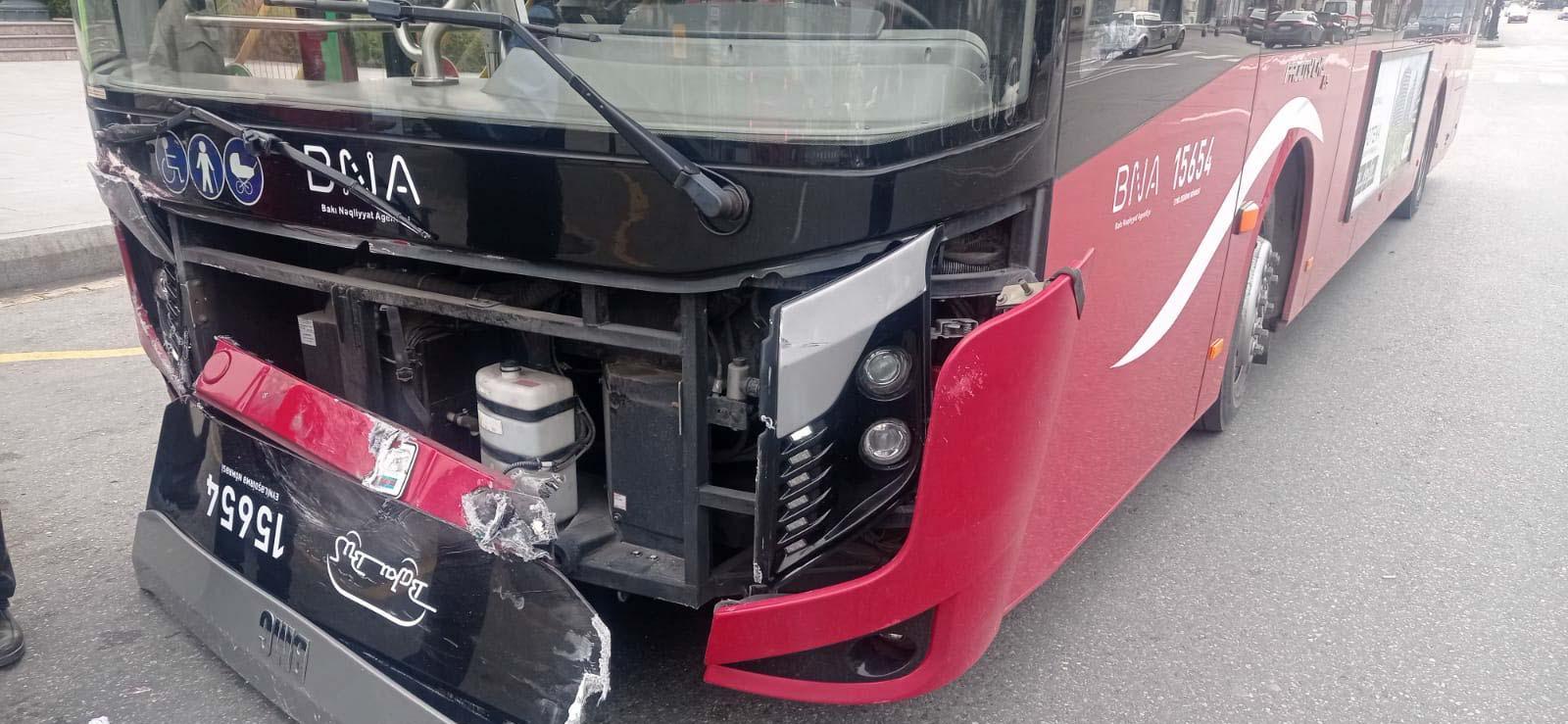 “BakuBus”un avtobusu qəzaya düşdü