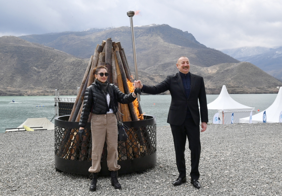 İlham Əliyev Suqovuşanda bayram tonqalını alovlandırdı - FOTOLAR