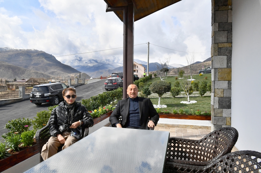 Prezidentlə xanımı Suqovuşanda təmir olunan evdə - FOTOLAR