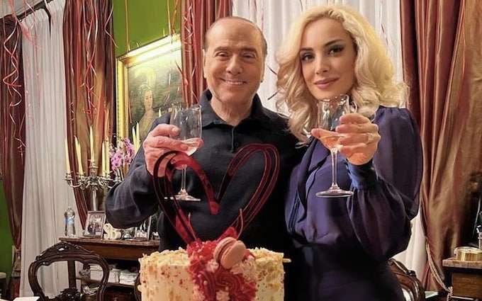 Berluskoni özündən 53 yaş kiçik qadınla evləndi