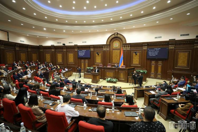 Mirzoyanın qalmaqallı açıqlaması: erməni deputatlar 