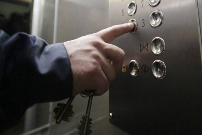 4 nəfər liftdə köməksiz vəziyyətdə qaldı