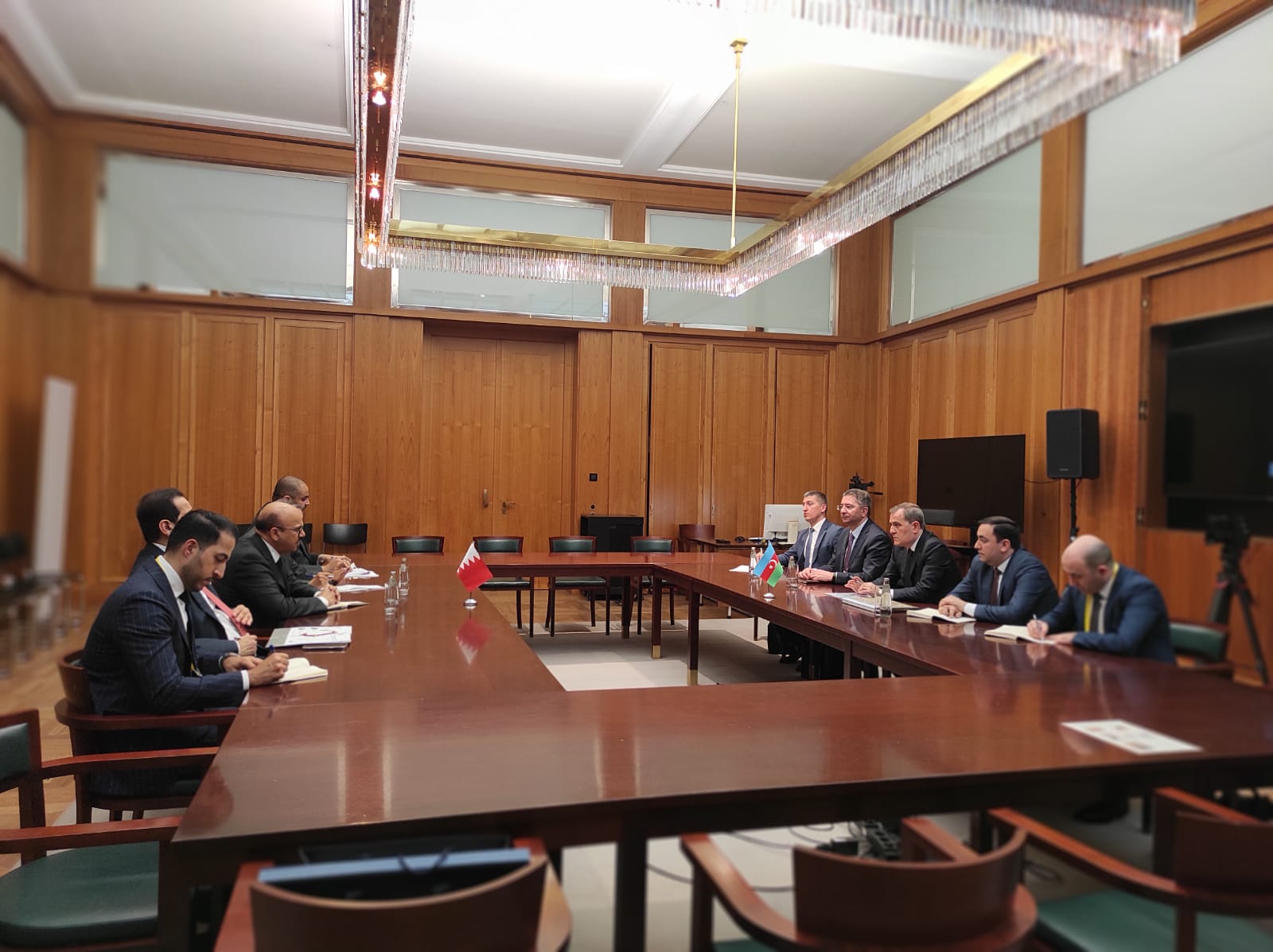 Ceyhun Bayramov bəhreynli həmkarı ilə görüşüb