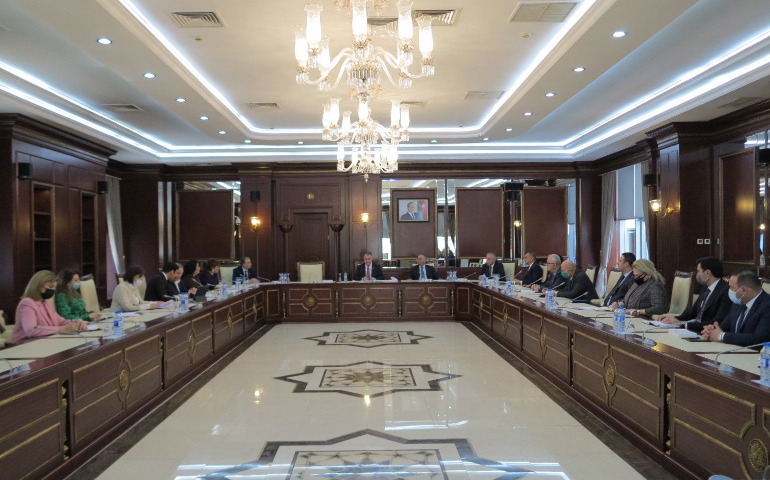 Deputatlar neft yataqlarının istismarını müzakirə etdilər