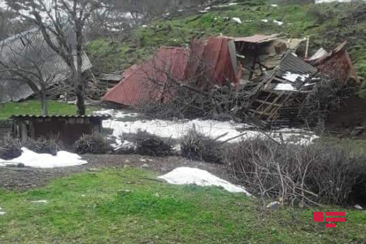 Lerikdə sürüşmə, ev torpaq altında qaldı - FOTO