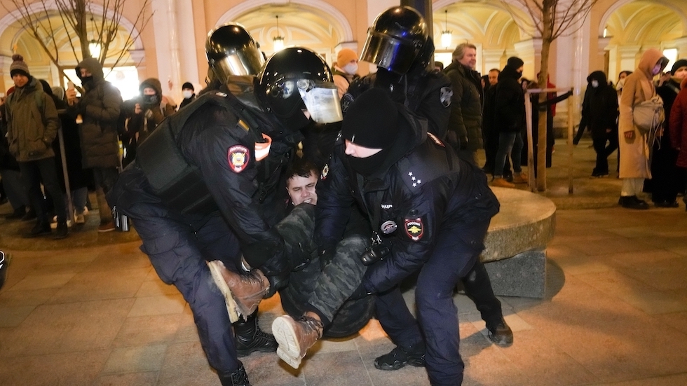 Rusiyada müharibə əleyhinə mitinqlər - 208 nəfər saxlanıldı