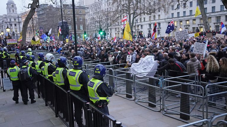 Londonda minlərlə insan etiraza qalxdı