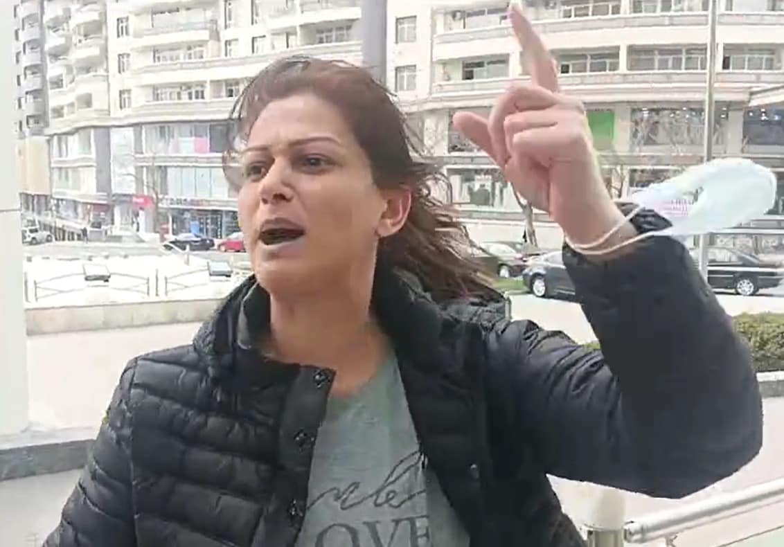680 manatlıq yardımı kəsilən qadın nazirliyin qarşısında ETİRAZ ETDİ