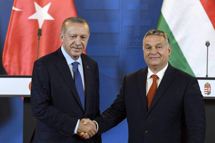 Ərdoğan Orbanla Ukraynanı müzakirə edib