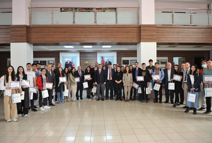 BMU-nun rektoru bu tələbələri mükafatlandırdı - FOTO